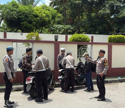Nekat Parkir di Badan Jalan, Polisi Lakukan Penindakan
