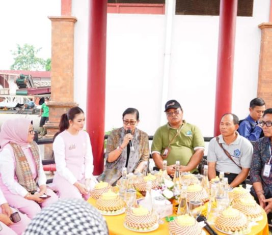 Ny. Putri Koster Paparkan Sistem Pengolahan Sampah Berbasis Sumber kepada Ny. Selvi Gibran Rakabuming