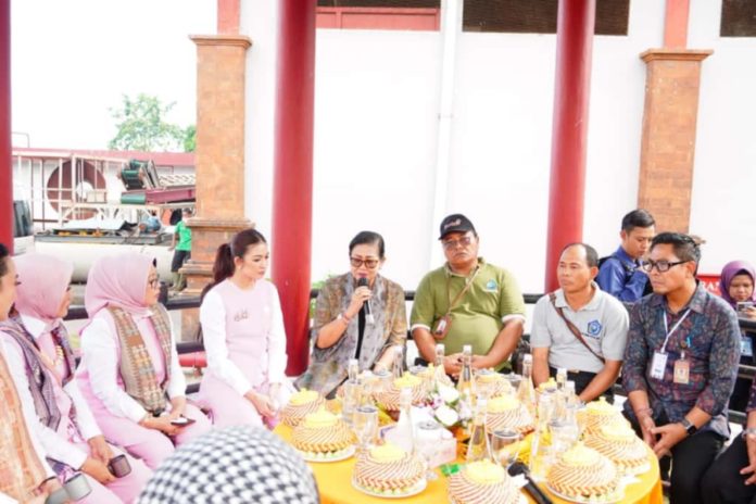 Ny. Putri Koster Paparkan Sistem Pengolahan Sampah Berbasis Sumber Kepada Ny. Selvi Gibran Rakabuming 1