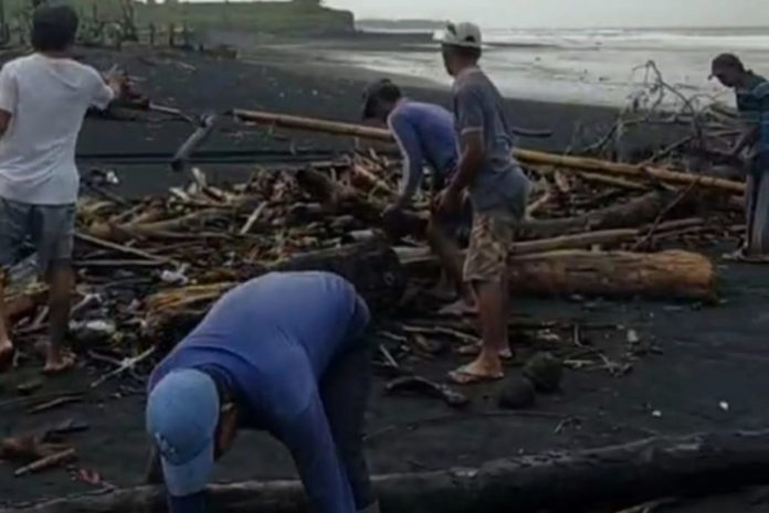 Pantai Yeh Gangga Dipenuhi Sampah Kiriman 1