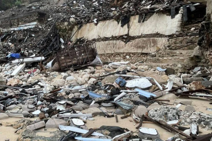 Pascapembongkaran, Pantai Bingin Kotor Dan Tak Tertata 1