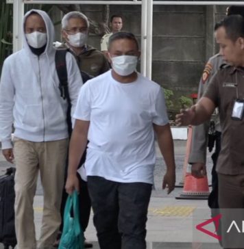 Pascapenangkapan, Gubernur Riau Tiba di Gedung KPK