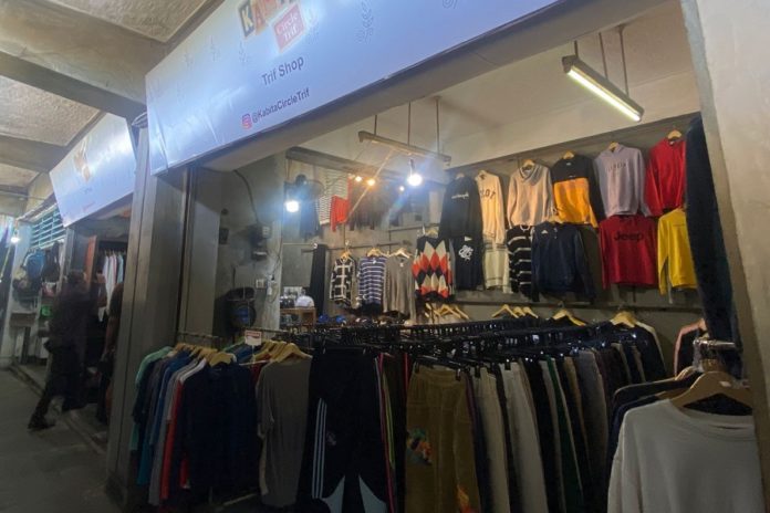 Pedagang Pakaian Thrift Pasar Kreneng Raup Omzet Jutaan Per Hari 1