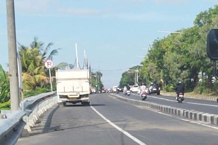 Penertiban Berulang Kali, Truk Langgar Larangan Parkir Di Bypass Ida Bagus Mantra Masih Marak 1