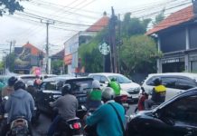 Pengaspalan Jalan di Kerobokan Picu Kemacetan