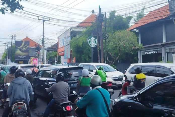 Pengaspalan Jalan Di Kerobokan Sebabkan Kemacetan, Polantas Turun Tangan 1