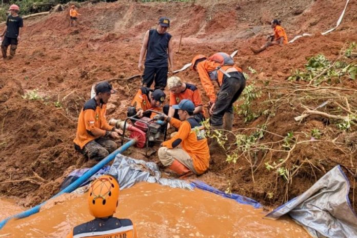 Percepat Evakuasi Korban Longsor Cibeunying Cilacap, Pemprov Jateng Tambah Alat Berat 1