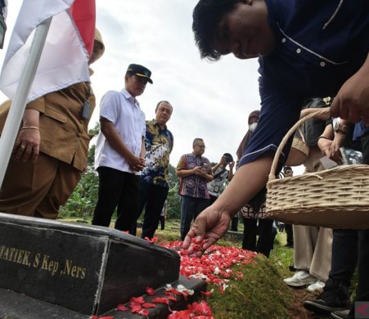 Peringatan Gugurnya Ribuan Nakes dalam Penanganan COVID-19, Kemenkes Gelar Tabur Bunga
