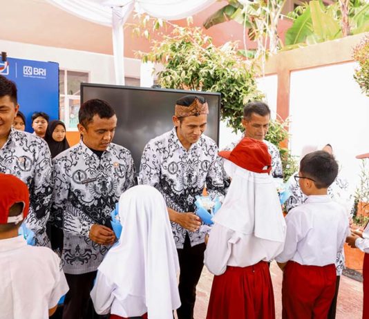 Peringati Hari Guru Nasional, BRI Peduli Salurkan Bantuan di SDN Sukamahi 02 Megamendung