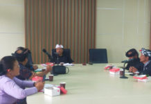 Petani Adukan Kondisi Jalan Rusak ke DPRD