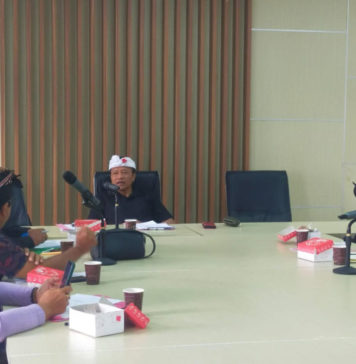 Petani Adukan Kondisi Jalan Rusak ke DPRD