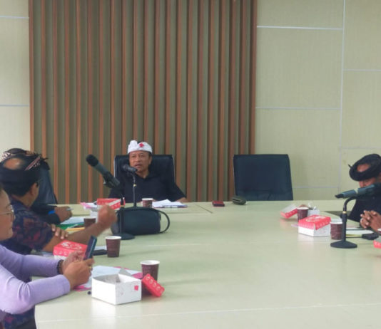 Petani Adukan Kondisi Jalan Rusak ke DPRD