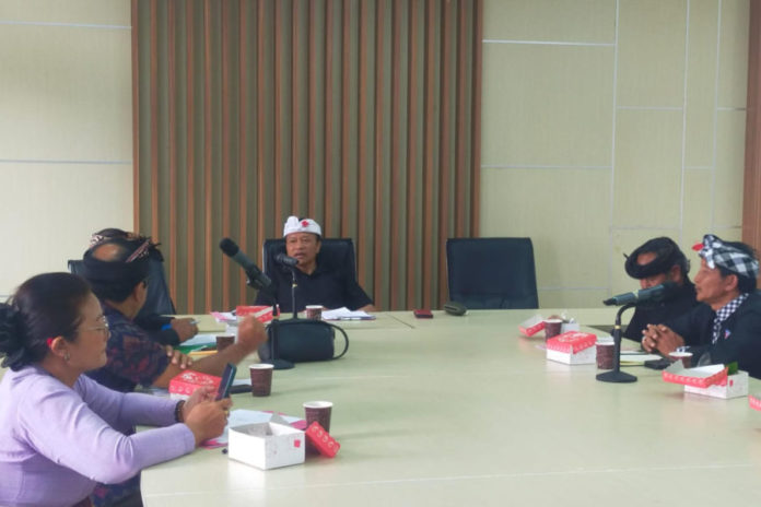 Petani Adukan Kondisi Jalan Rusak Ke DPRD 1