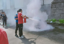 Petugas dan Pedagang Pasar Seni Sukawati Dilatih Peralatan Pemadam Kebakaran