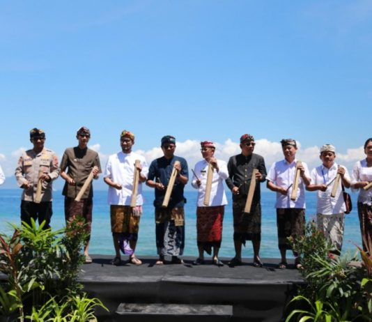 Puluhan Tari Pendet Pasepan Meriahkan Pembukaan Nusa Penida Festival 2025