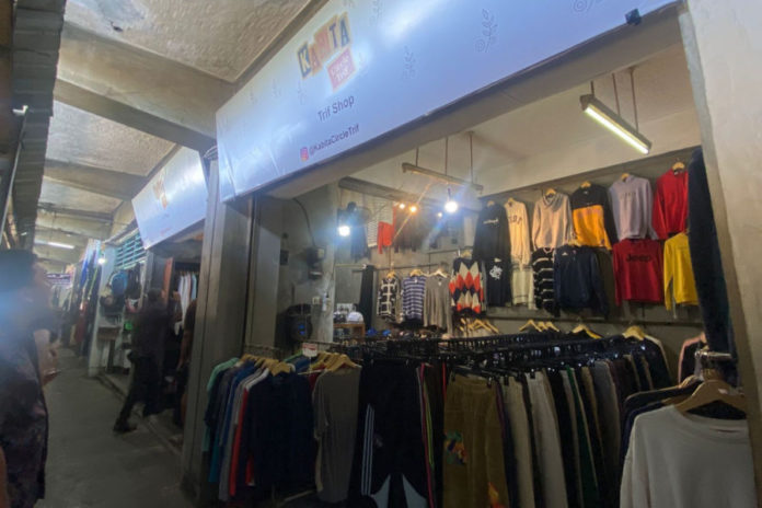 Punya Market Tersendiri, Pedagang Pakaian Thrift Pasar Kereneng Raup Omzet Jutaan Rupiah Per Hari 1