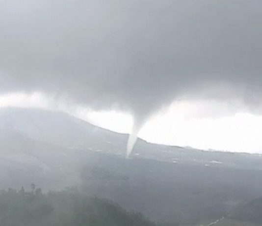 Pusaran Awan Mirip Puting Beliung Muncul di Dekat Gunung Batur