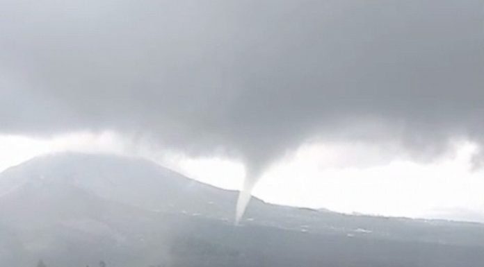 Pusaran Awan Mirip Puting Beliung Muncul di Dekat Gunung Batur
