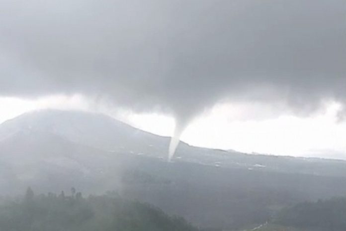 Pusaran Awan Mirip Puting Beliung Muncul Di Dekat Gunung Batur 1