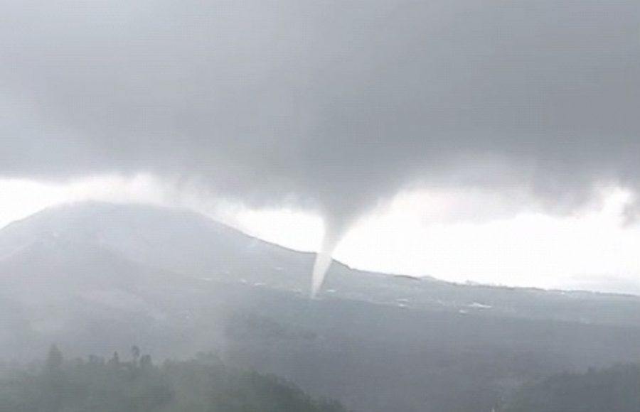 Pusaran Awan Mirip Puting Beliung Muncul di Dekat Gunung Batur