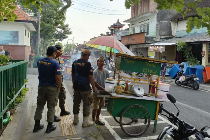 Satpol PP Tertibkan PKL Di Kawasan Alun Alun Kota Gianyar 1