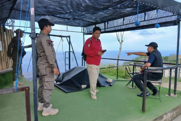 Sempat Buka, Satpol PP Kembali Hentikan Aktivitas Bungee Jumping Di Pantai Kelingking 1