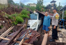 Senderan Warga Kedisan Jebol Timpa Gudang dan Mobil