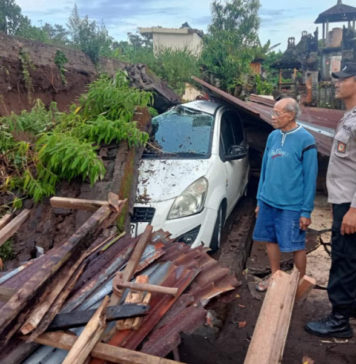 Senderan Warga Kedisan Jebol Timpa Gudang dan Mobil