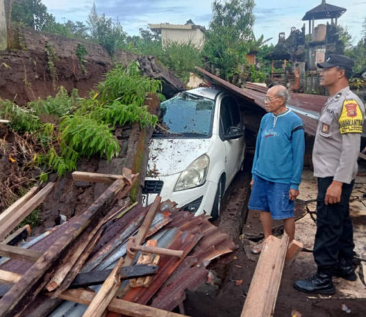 Senderan Warga Kedisan Jebol Timpa Gudang dan Mobil