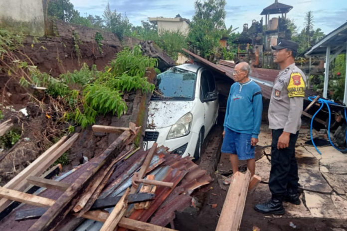 Senderan Warga Kedisan Jebol Timpa Gudang Dan Mobil 1