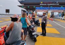 Tanpa Helm, Sejumlah WNA Naik Motor Lewat Jalur Mobil Tol Bali Mandara
