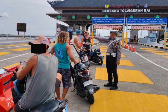 Tanpa Helm, Sejumlah WNA Naik Motor Lewat Jalur Mobil Tol Bali Mandara 1