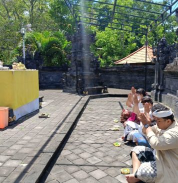 Tolak Soeharto Dapat Gelar Pahlawan, Koalisi Masyarakat Adili Kejahatan HAM Doa Bersama di DPRD Bali