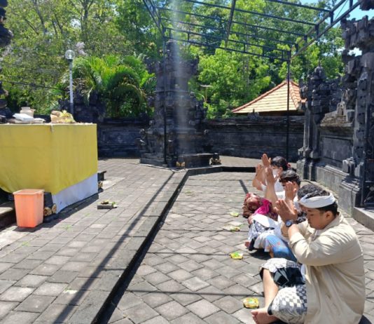 Tolak Soeharto Dapat Gelar Pahlawan, Koalisi Masyarakat Adili Kejahatan HAM Doa Bersama di DPRD Bali