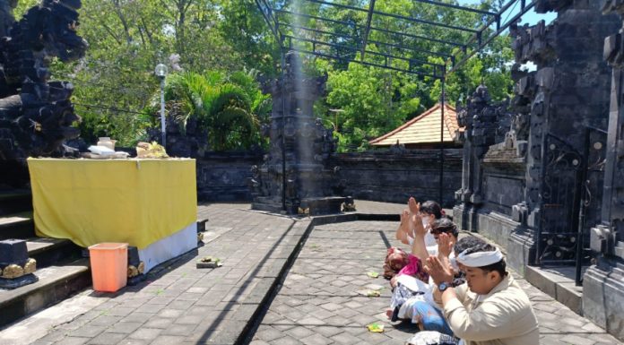 Tolak Soeharto Dapat Gelar Pahlawan, Koalisi Masyarakat Adili Kejahatan HAM Doa Bersama di DPRD Bali