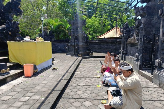 Tolak Soeharto Dapat Gelar Pahlawan, Koalisi Masyarakat Adili Kejahatan HAM Doa Bersama Di DPRD Bali 1