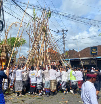 Tradisi Mekotek di Munggu, Warga Kini Dilarang Menaiki Kayu Pulet