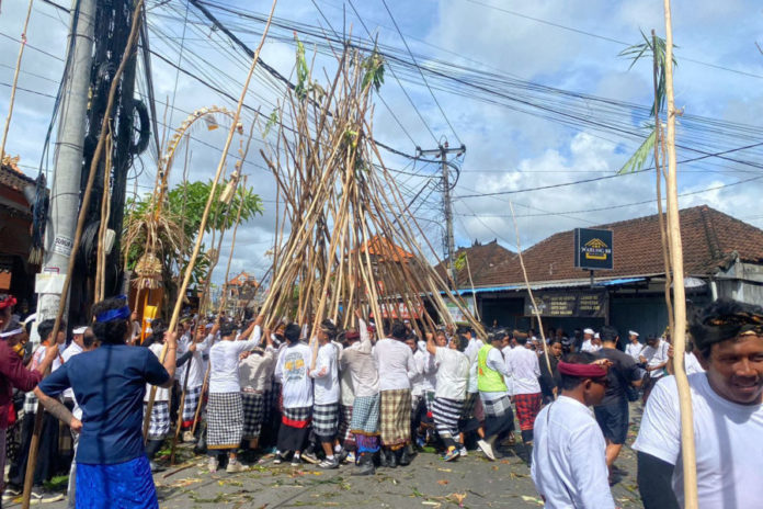 Tradisi Mekotek Di Munggu, Warga Kini Dilarang Menaiki Kayu Pulet 1