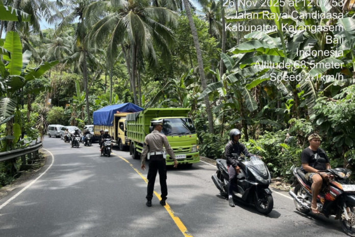 Truk Angkut Pakan Ternak Tergelincir, Arus Lalin Terganggu 1
