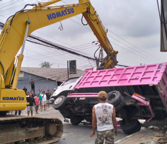 Truk Gagal Nanjak, Terguling Timpa Pengantar Gas hingga Meninggal