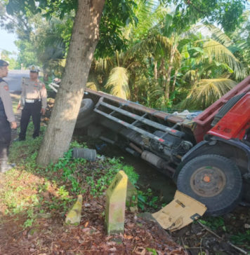 Truk Tronton Muat Semen Terguling di Jalur Denpasar-Gilimanuk