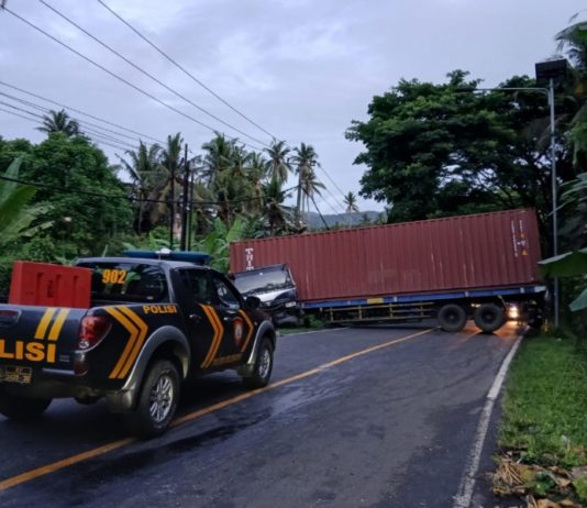 Truk Tronton Mundur di Tanjakan, Trailer Melintang dan Tutup Jalur Utama Denpasar–Gilimanuk