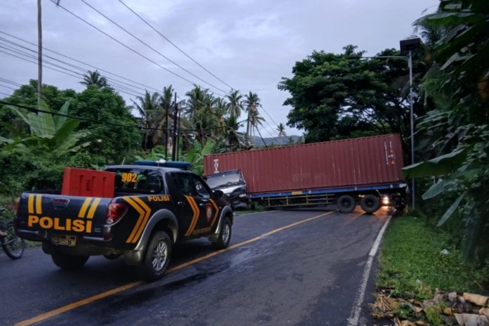 Truk Tronton Mundur Di Tanjakan, Trailer Melintang Dan Tutup Jalur Utama Denpasar–Gilimanuk 1