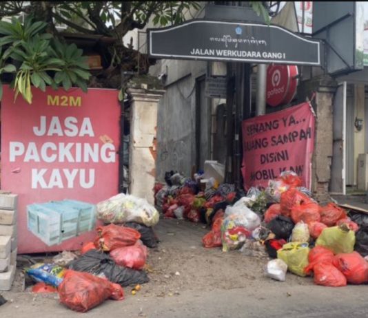 Usai Galungan, Sampah di Denpasar Menumpuk dan Meluber ke Jalan