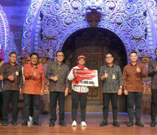 Wali Kota Jaya Negara Serahkan Bunus Atlet dan Pelatih Peraih Medali Porprov Bali XVI