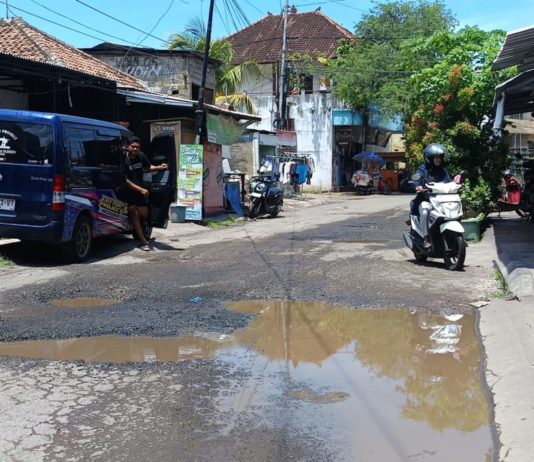 Warga Minta Ruas Jalan Merak–Patimura Singaraja Segera Diperbaiki