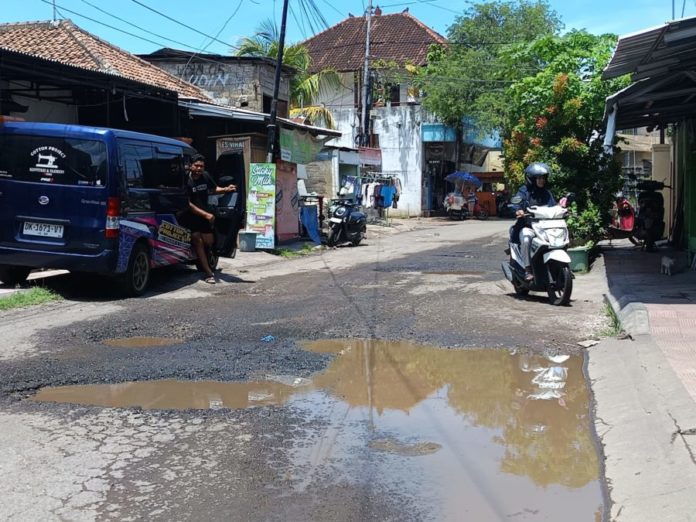 Warga Minta Ruas Jalan Merak–Patimura Singaraja Segera Diperbaiki 1