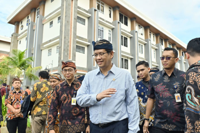 Menteri Keuangan Purbaya Yudhi Sadewa (tengah) Meninjau Gedung Rumah Susun Aparatur Sipil Negara (ASN) Kementerian Keuangan Di Denpasar, Bali, Jumat (5/12/2025).