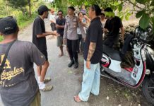 Duduk di Tengah Jalan Usai Tertimpa Ranting, Ulah WN Rusia Sebabkan Kemacetan di Nusa Penida