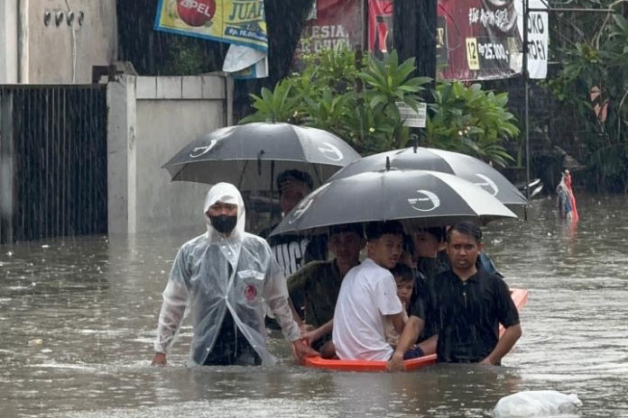 Air Tukad Mati Meluap, Banjir Rendam Permukiman Dan Usaha Warga Di Legian 1
